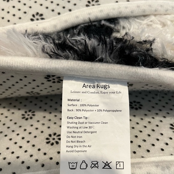 Area rug 6 ft black and white.. new item - Picture 2 of 12